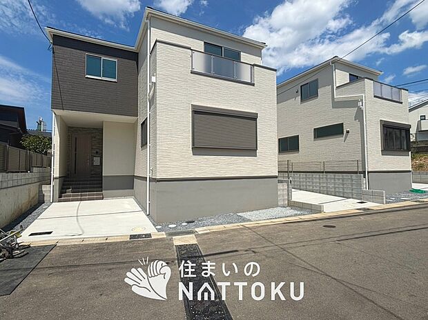 【現地写真(外観)【1号地】】軽くて火災に強い屋根材を採用し、地震時の建物への負担や揺れを軽減しています。