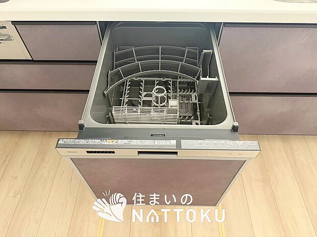 【食器洗い乾燥機】食後の時間にゆとりを与えてくれる食器洗い乾燥機。
操作ボタンも上面にあるので、腰をかがめずに操作ができラクラクです。

