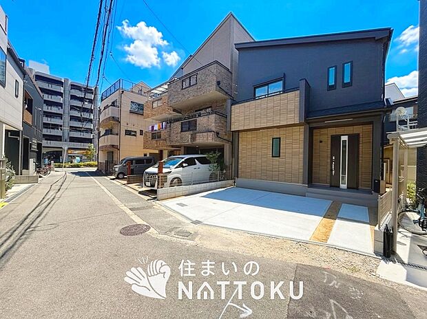 【現地写真（前道含む外観）】軽くて火災に強い屋根材を採用し、地震時の建物への負担や揺れを軽減しています。