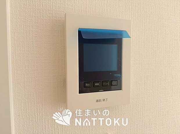 【カラーテレビドアホン】くっきり見やすいカラーモニターです。
夜でも来客者が見やすいLED照明付きです。