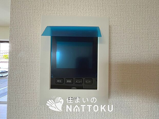 【TVモニター付インターホン】来訪者を画像と音声で確認できる、防犯性に優れた安心のシステム。
スッキリしたデザインで、誰でも簡単に操作できます。