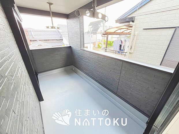 【バルコニー】奥行きが広く、洗濯物をゆったりと干せる十分な広さで、家族の洗濯も捗ります。