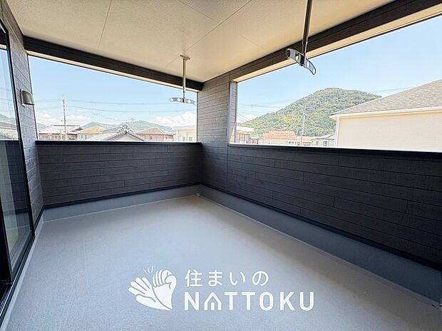【バルコニー】奥行きが広く、洗濯物をゆったりと干せる十分な広さで、家族の洗濯も捗ります。