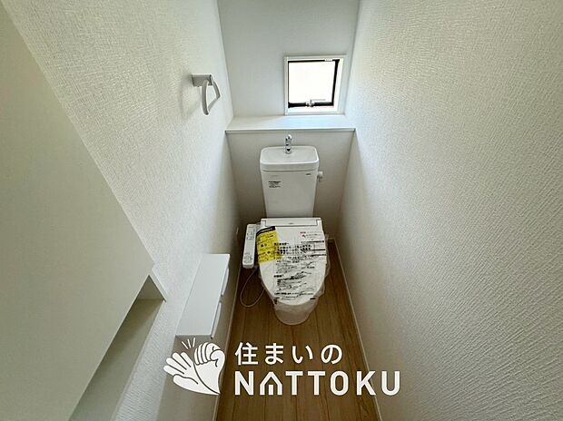 【トイレ】汚れてもサッとひと拭きでお手入れ簡単、エコ仕様の温水洗浄便座付きのトイレです。
バリアフリーにも配慮しています。