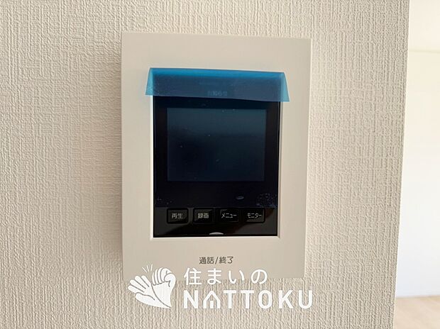 【TVモニター付インターホン】手放し通話ができ、送話表示灯で送話・受話状態が確認できます。
映像と音声で玄関先の様子をチェックできるモニター機能や、夜間の訪問者の顔も確認できるLEDライトを装備しています。