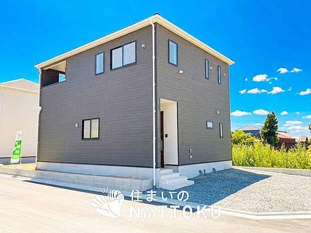【現地写真(外観)【4号地】】軽くて火災に強い屋根材を採用し、地震時の建物への負担や揺れを軽減しています。