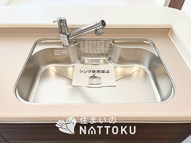 【浄水器内臓型ハンドシャワー付シンク】傷や汚れが付きにくい静音仕様の全面エンボス加工シンク。
また、蛇口の先端に浄水器を内蔵。浄水シャワーが使える毎分4リットルのたっぷり浄水。