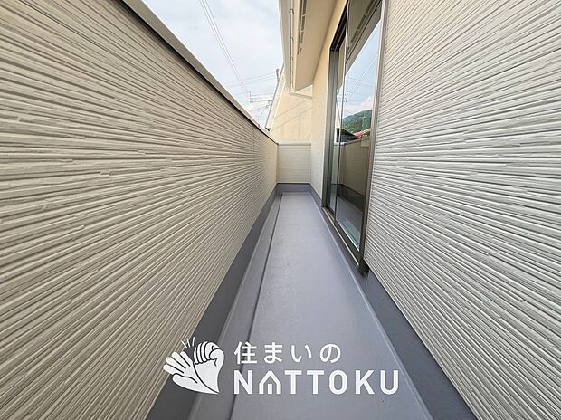 【バルコニー】奥行きが広く、洗濯物をゆったりと干せる十分な広さで、家族の洗濯も捗ります。