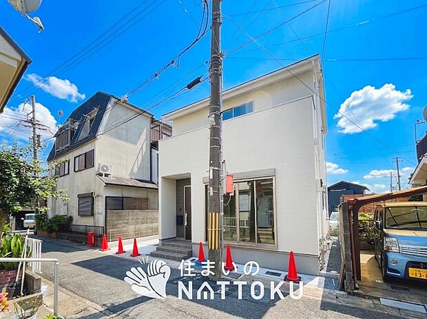 【現地写真(外観)】軽くて火災に強い屋根材を採用し、地震時の建物への負担や揺れを軽減しています。