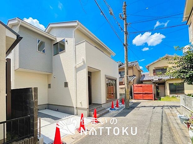 【現地写真(前道含む外観)】断熱性、気密性を高める工夫で一年中ずっと心地よく暮らせる、高気密・高断熱です。