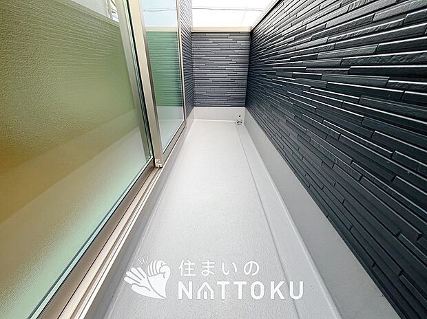 【バルコニー】奥行きが広く、洗濯物をゆったりと干せる十分な広さで、家族の洗濯も捗ります。