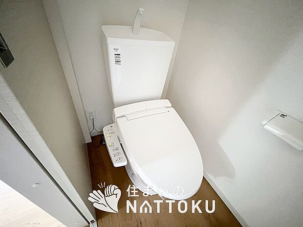 【トイレ】汚れてもサッとひと拭きでお手入れ簡単、エコ仕様の温水洗浄便座付きのトイレです。
バリアフリーにも配慮しています。