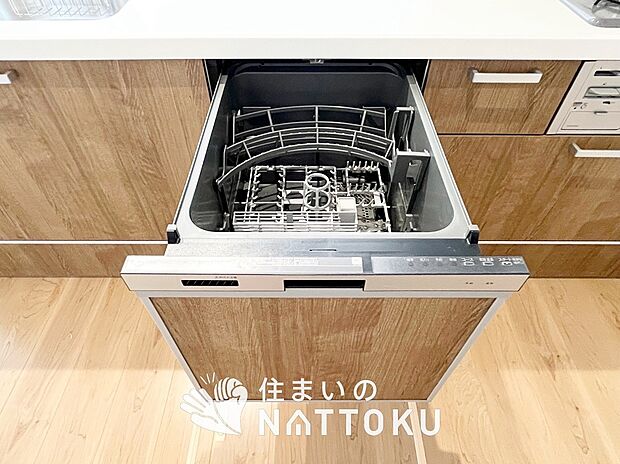 【食器洗い乾燥機】食後の時間にゆとりを与えてくれる食器洗い乾燥機。
操作ボタンも上面にあるので、腰をかがめずに操作ができラクラクです。