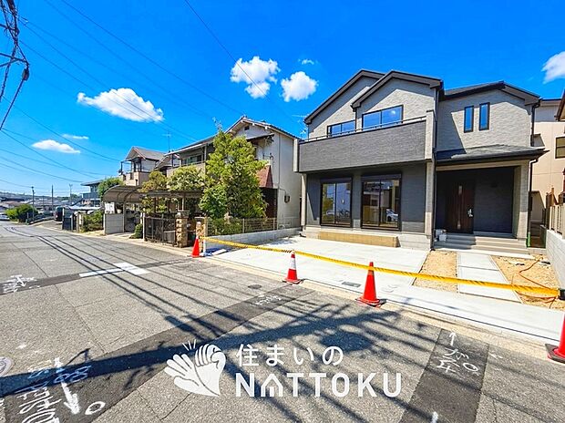 【現地写真(前道含む外観)】軽くて火災に強い屋根材を採用し、地震時の建物への負担や揺れを軽減しています。
