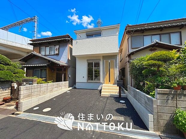 【現地写真(外観)】雨で汚れを落とし、耐久性・耐候性に優れた外壁を使用しています。