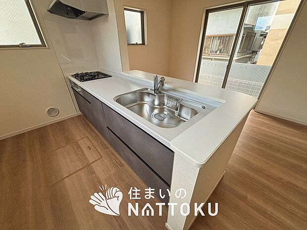 【現地写真(キッチン)】収納たっぷりのシステムキッチン、浄水器付水栓を標準装備しています。