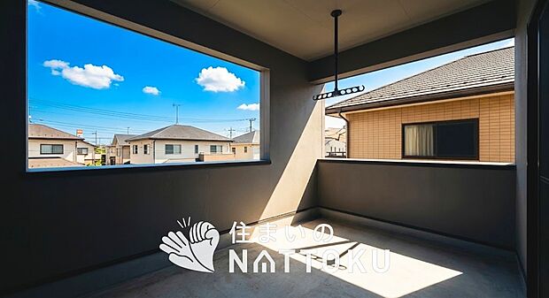 【バルコニー】奥行きが広く、洗濯物をゆったりと干せる十分な広さで、家族の洗濯も捗ります。