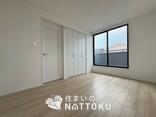 【現地写真（寝室）】木目の美しさを際立たせるシンプルデザインの建具を使用しています。