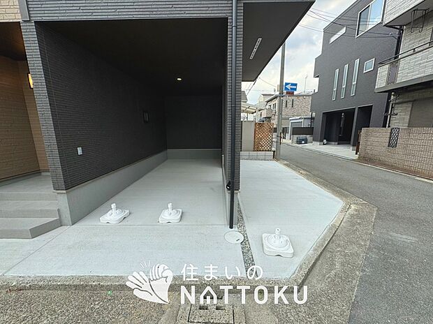 【現地写真(駐車場)】駐車スペースが広く、運転が苦手な方も安心です。