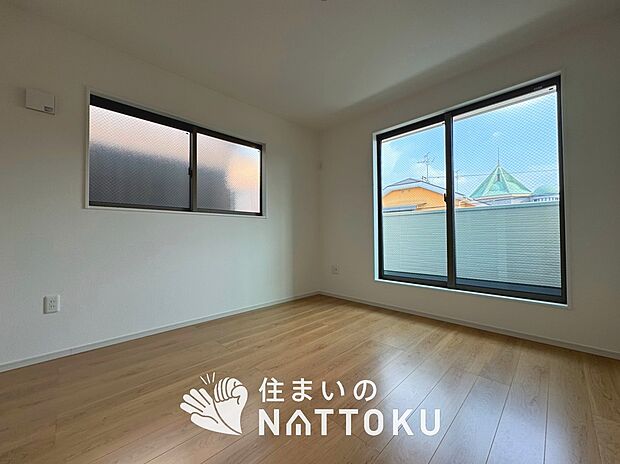 【現地写真(寝室)】木目の美しさを際立たせるシンプルデザインの建具を使用しています。