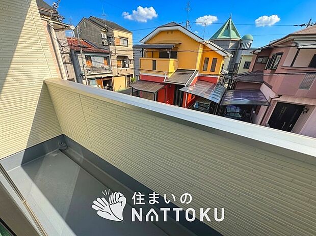 【バルコニー】奥行きが広く、洗濯物をゆったりと干せる十分な広さで、家族の洗濯も捗ります。