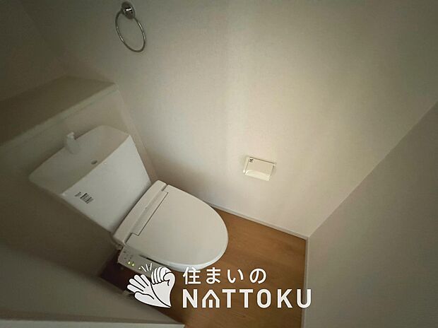 【トイレ】汚れてもサッとひと拭きでお手入れ簡単、エコ仕様の温水洗浄便座付きのトイレです。
バリアフリーにも配慮しています。