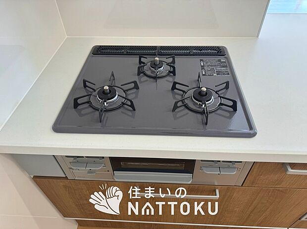 【ビルトインコンロ】フラットな構造で清掃性が高く、過熱防止センサー付3口タイプで日頃の家事も快適です。