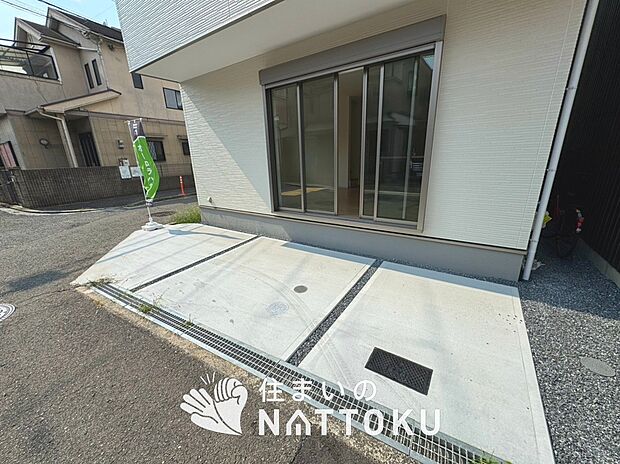 【現地写真(駐車場)】駐車スペースが広く、運転が苦手な方も安心です。
