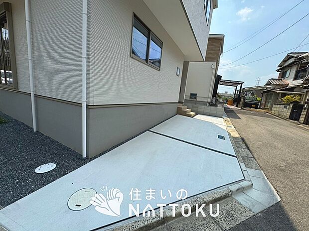 【現地写真(駐車場)】駐車スペースが広く、運転が苦手な方も安心です。