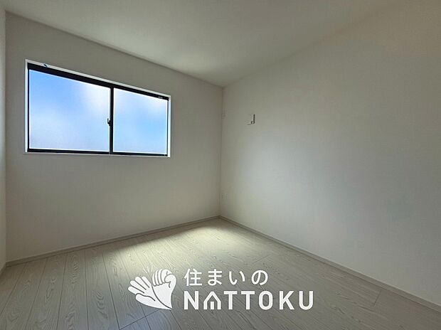 【現地写真(洋室)】木目の美しさを際立たせるシンプルデザインの建具を使用しています。