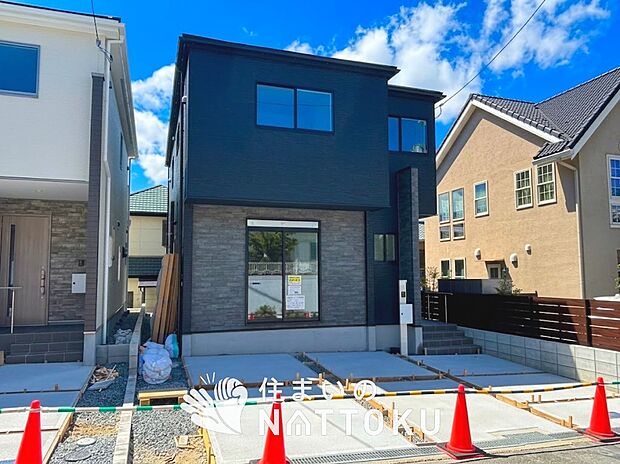 【現地写真(外観)【1号地】】軽くて火災に強い屋根材を採用し、地震時の建物への負担や揺れを軽減しています。