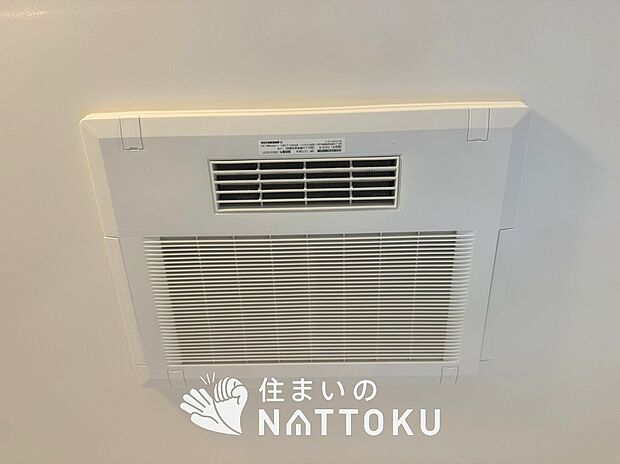 【浴室換気乾燥暖房機】寒い冬場はあたたかく、暑い夏場は扇風機のような心地よさです。
雨の日は、浴室が衣類乾燥スペースになります。
