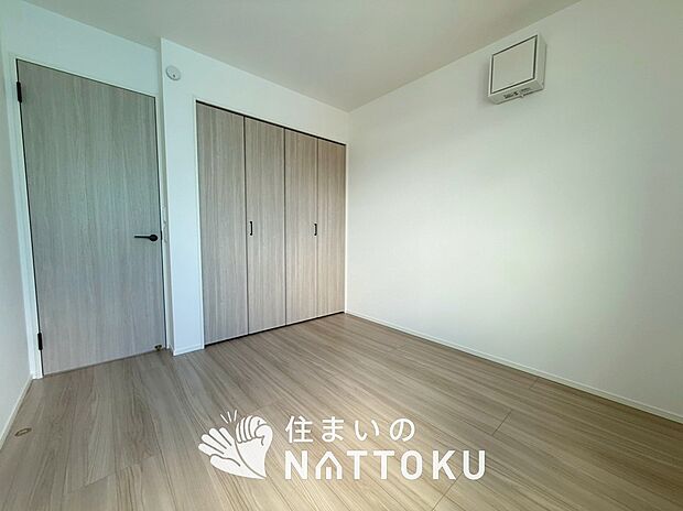 【現地写真(洋室)】木目の美しさを際立たせるシンプルデザインの建具を使用しています。