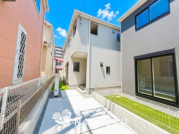 【現地写真(外観)【2号地】】軽くて火災に強い屋根材を採用し、地震時の建物への負担や揺れを軽減しています。