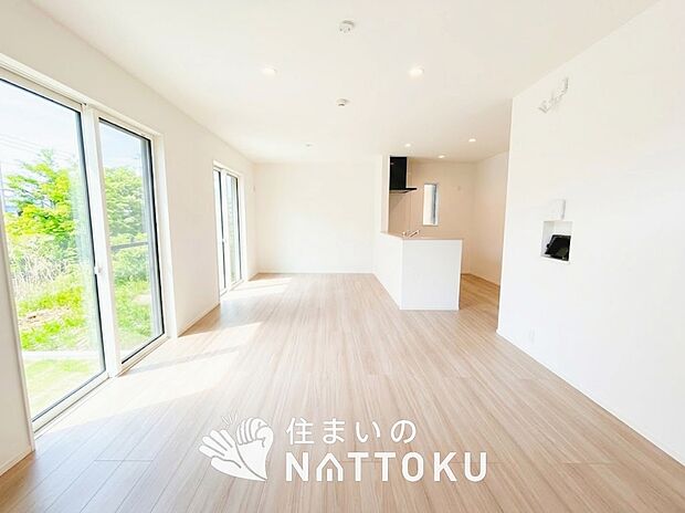 【現地写真(リビング)】フローリング材には、木目、色調など木材特有の風合いがあり、ナチュラルな美しさになっています。