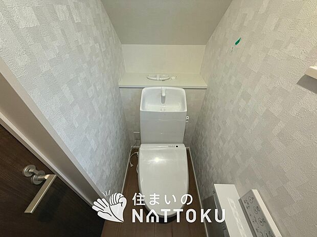 【トイレ】汚れてもサッとひと拭きでお手入れ簡単、エコ仕様の温水洗浄便座付きのトイレです。
バリアフリーにも配慮しています。