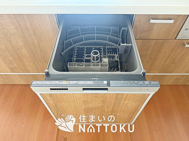 【食器洗い乾燥機】食後の時間にゆとりを与えてくれる食器洗い乾燥機。
操作ボタンも上面にあるので、腰をかがめずに操作ができラクラクです。
