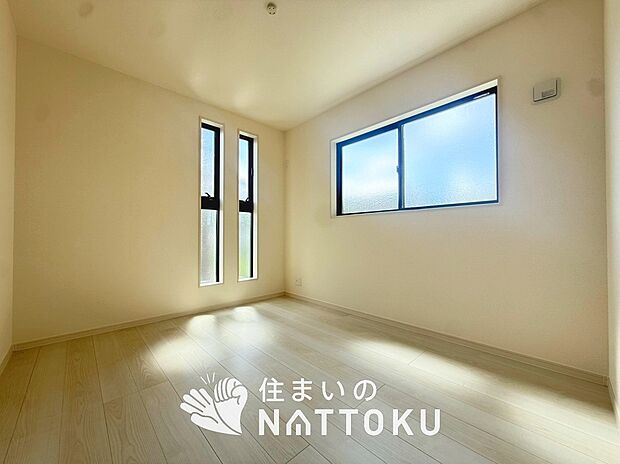 【現地写真(洋室)】木目の美しさを際立たせるシンプルデザインの建具を使用しています。