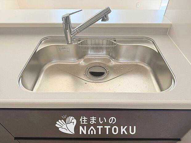 【浄水器内臓型ハンドシャワー付シンク】傷や汚れが付きにくい静音仕様の全面エンボス加工シンク。
また、蛇口の先端に浄水器を内蔵。浄水シャワーが使える毎分4リットルのたっぷり浄水。