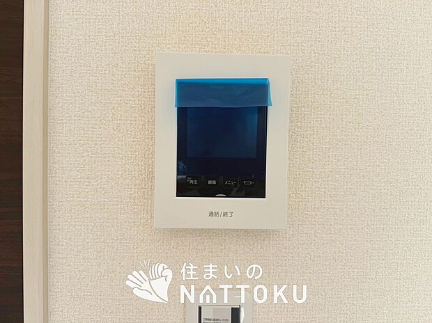 【TVモニター付インターホン】録画機能付きで、自動録画のほか、手動録画もできます。
受話、呼出音量の調整、明るさ調整が可能です。また、来訪者をズーム機能でズームアップして確認できます。