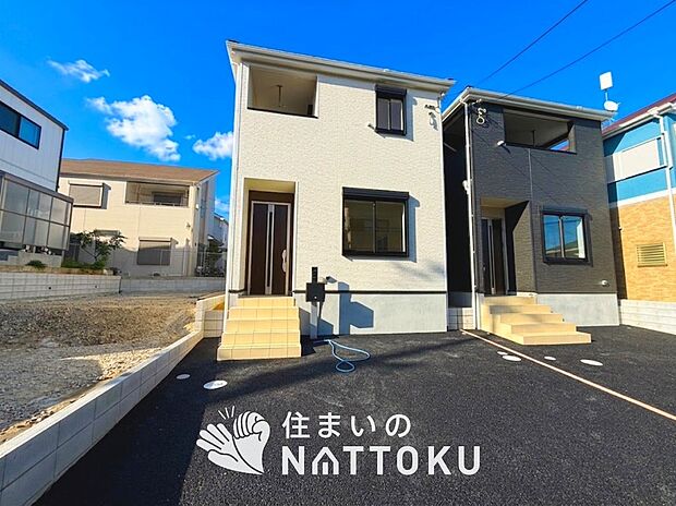 【現地写真(外観)【2号地】】雨で汚れを落とし、耐久性・耐候性に優れた外壁を使用しています。