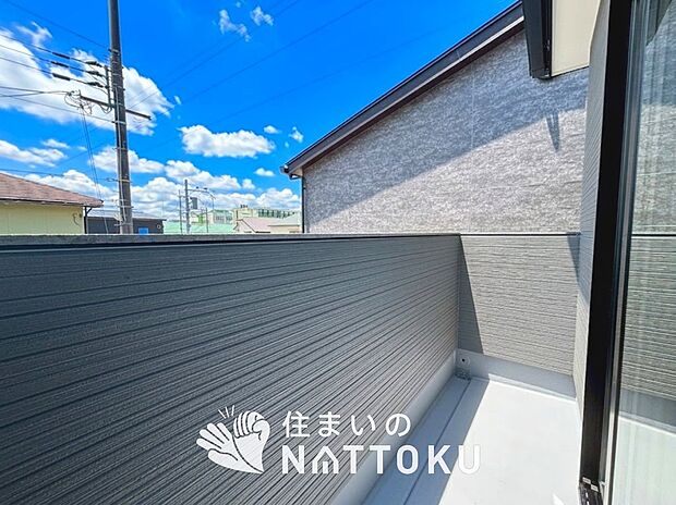 【バルコニー】奥行きが広く、洗濯物をゆったりと干せる十分な広さで、家族の洗濯も捗ります。