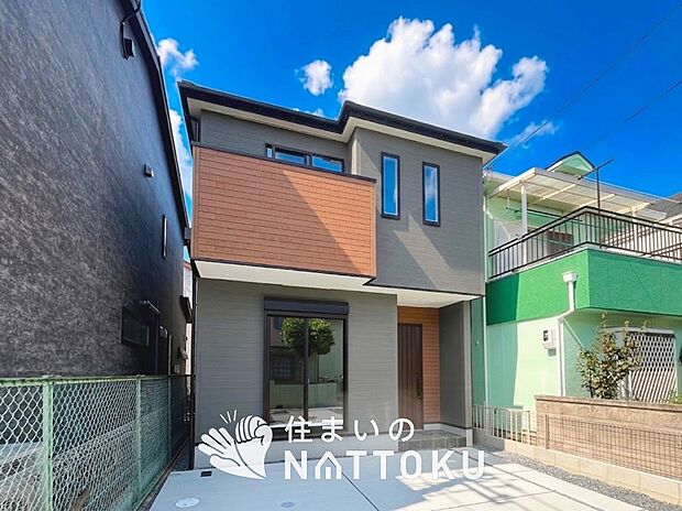 【現地写真(外観)】軽くて火災に強い屋根材を採用し、地震時の建物への負担や揺れを軽減しています。