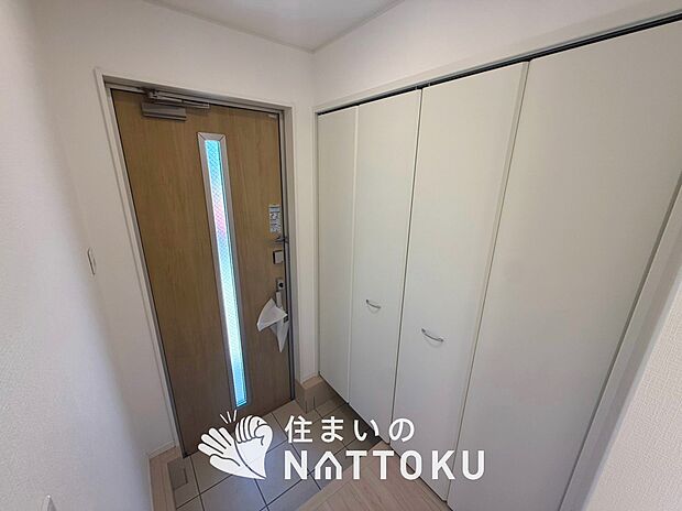 【現地写真(玄関)】玄関には、大型のシューズ収納を設置しています。