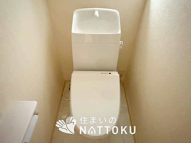【トイレ】汚れてもサッとひと拭きでお手入れ簡単、エコ仕様の温水洗浄便座付きのトイレです。
バリアフリーにも配慮しています。
