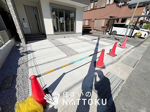 【現地写真(駐車場)】駐車スペースが広く、運転が苦手な方も安心です。