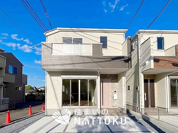 【現地写真（外観）【１号地】】軽くて火災に強い屋根材を採用し、地震時の建物への負担や揺れを軽減しています。
