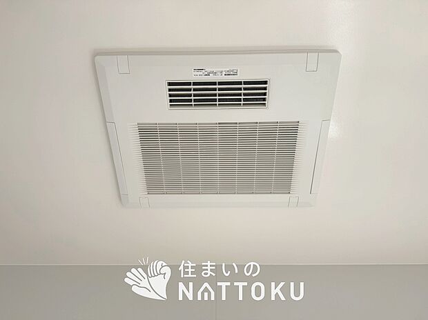 【浴室換気乾燥暖房機】寒い冬場はあたたかく、暑い夏場は扇風機のような心地よさです。
雨の日は、浴室が衣類乾燥スペースになります。
