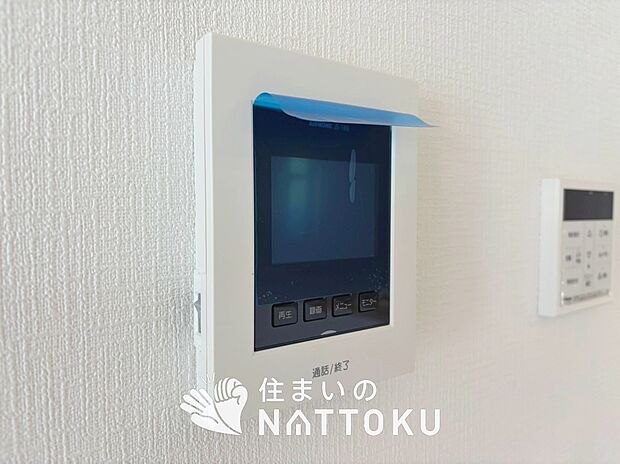 【カラーテレビドアホン】くっきり見やすいカラーモニターです。
夜でも来客者が見やすいLED照明付きです。
