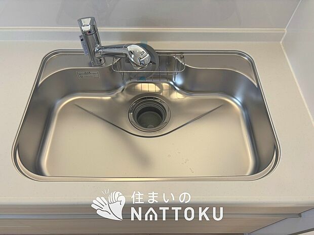 【浄水器内臓ハンドシャワー付シンク】広々とした凸型シンクに洗剤ポケットを標準装備。すっきり収納できます。
また、蛇口の先端に浄水器を内蔵しているため場所をとりません。